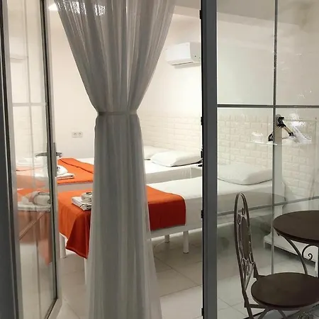 White לינה וארוחת בוקר *