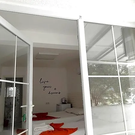 Bed & Breakfast White *
