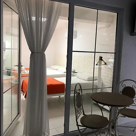 Bed & Breakfast White *